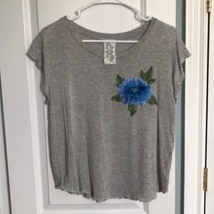 Sadie & Sage gray tee with blue floral detail